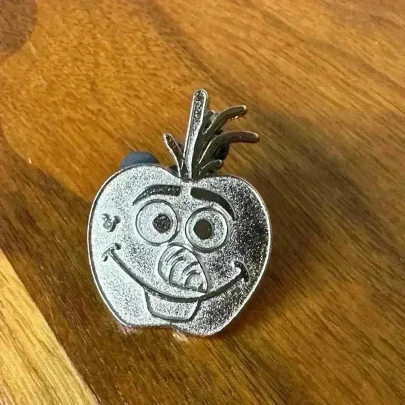 2015 DISNEY HIDDEN MICKEY HALLOWEEN SILVER FROZEN OLAF CANDY APPLE PIN 3 OF 7 - Picture 1 of 2